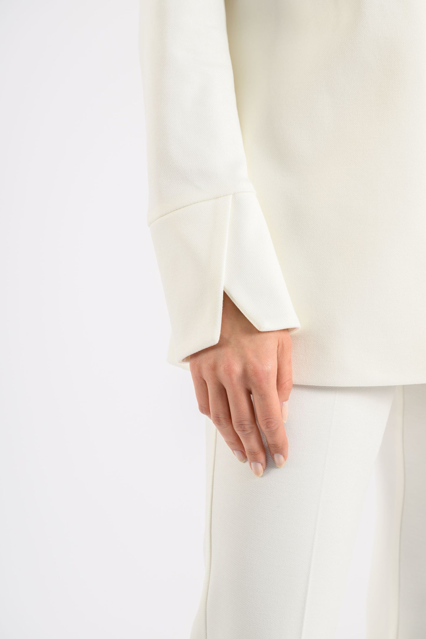 BLAZER WITH ELEGANTLY TAILORED SLIT CUFFS